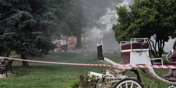 İzmit’te, 28 yıl önce yanan binanın duvarı yıkıldı