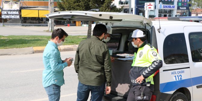 Arkadaşlarının düğününe gitmek isterken polise yakalandılar