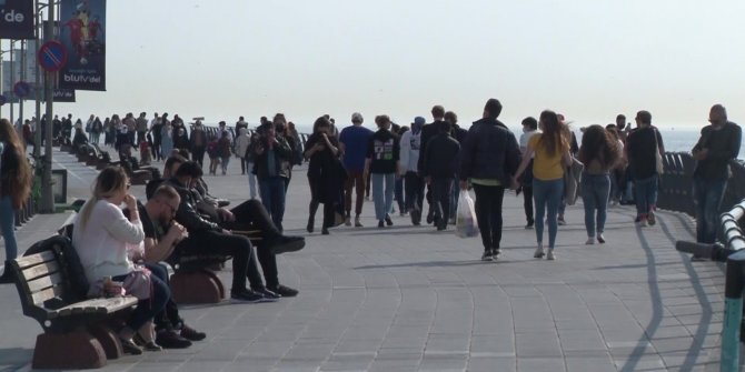 Kısıtlama gününde Kız Kulesi Sahili’nde dikkat çeken yoğunluk