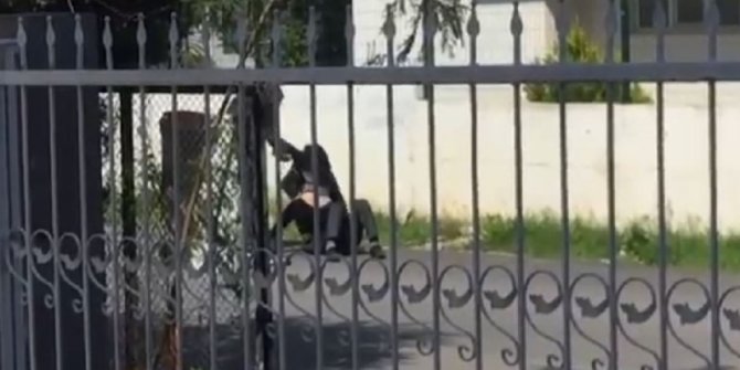 Kadın yere yatırdığı şahsı ’paramı ver’ diyerek darp etti