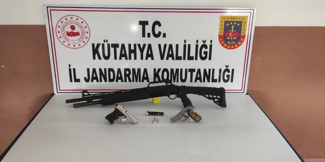 Gediz’de bir evde ruhsatsız 2 tabanca ve av tüfeği ele geçirildi