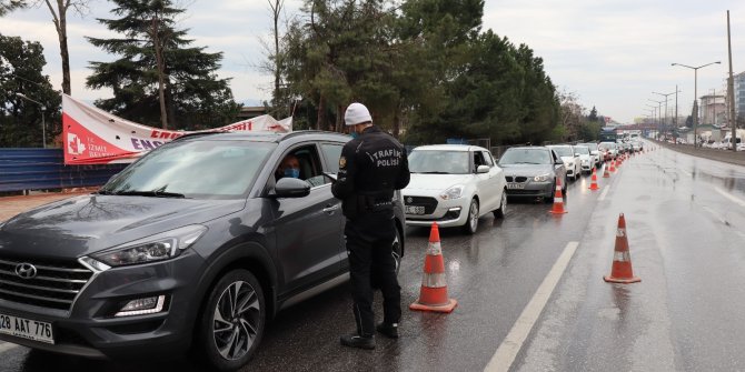 D100’de korona virüs denetimi, uzun araç kuyruğu oluşturdu