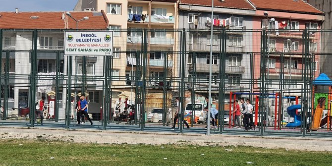 Kısıtlamada parkta oynayan gençlerin polisten kaçma anı kamerada
