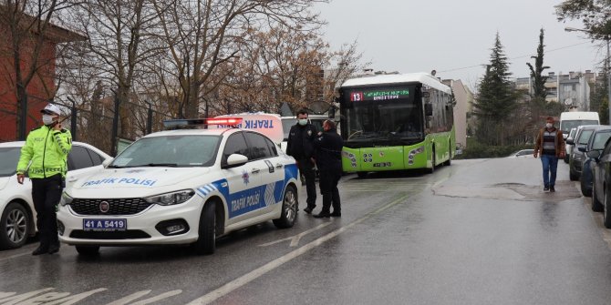 Yol kenarında beklerken halk otobüsünün aynası başına çarptı