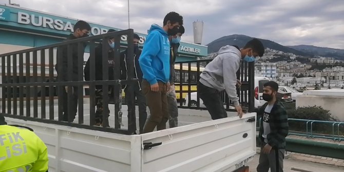 Kamyonet kasasında 8 kaçak göçmen yakalandı