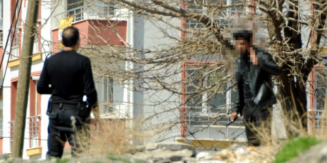 Eşini darbedip, boğazına bıçak dayayan genci polis ikna etti