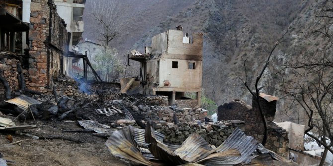 Evi yanan kadın vali yardımcısına sarılıp, gözyaşı döktü