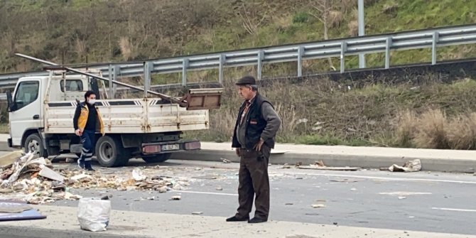 Hafriyat yüklü kamyon devrildi, molozlar yola saçıldı