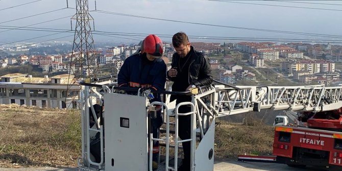 3 katlı binanın en üst katında yangın çıktı, dışarı çıkamayan aile çatıdan kurtarıldı