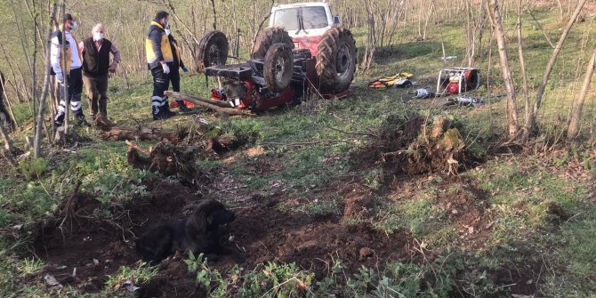 Devrilen traktörün altında can verdi