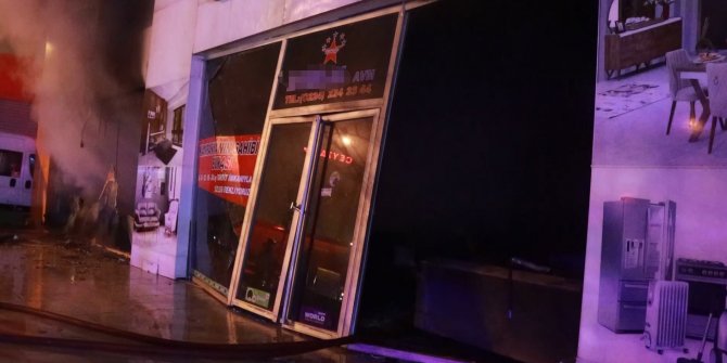 Bursa'da 2 katlı mobilya mağazası yandı