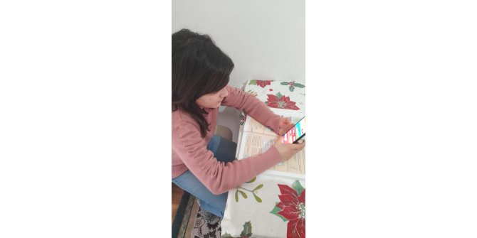 Derslerini telefondan takip eden Liva Nur, para dolu cüzdanı polise teslim etti