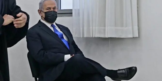 Yolsuzluktan yargılanan Netanyahu'ya "bacak bacak" üstüne poz tepkisi