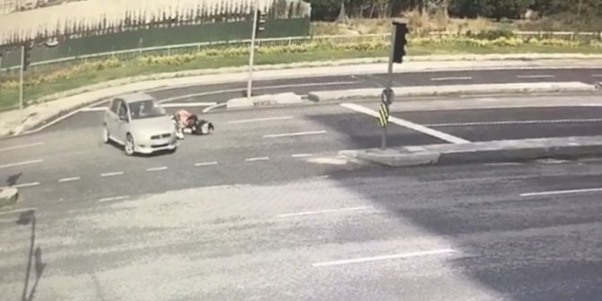 Feci kaza: Motosikletli kadın kurye takla attı