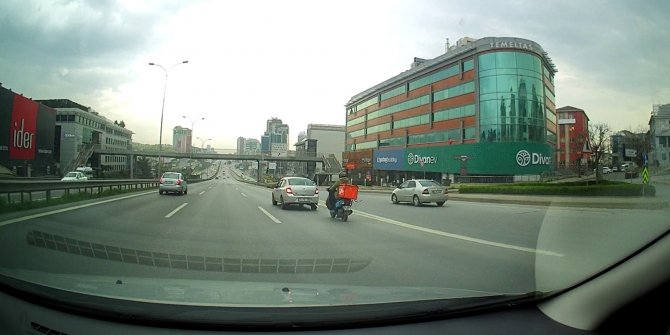 Motosikleti arıza yapan sürücüye otomobil sürücüsünden halatlı yardım