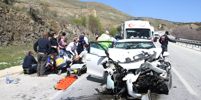 Otomobil TIR'a arkadan çarptı; 1 ölü