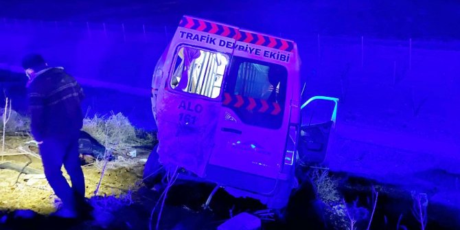 Alkollü sürücü trafik minibüsüne çarptı: 1 ölü