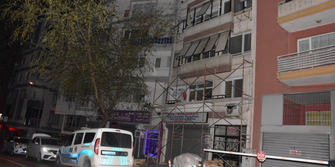 Eski sevgilisinin oğlundan kaçarken balkondan düşüp ağır yaralandı
