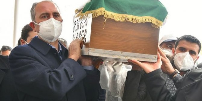Bakan Gül annesini gözyaşlarıyla uğurladı