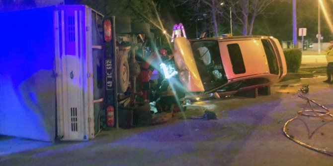 Adliyenin park alanına girdi, park halindeki kamyoneti devirdi