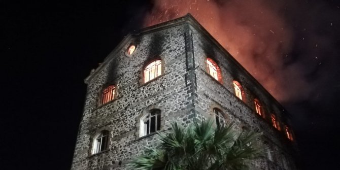 İzmir’de 4 katlı tarihi binada yangın