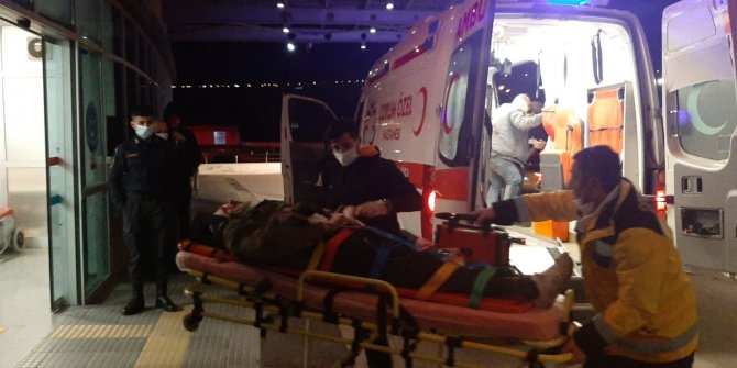 İki araç kafa kafaya çarpıştı: 2 ölü, 5 yaralı