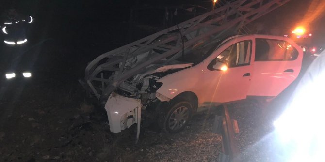 Otomobil direğe çarptı,sürücü yaralı kurtuldu