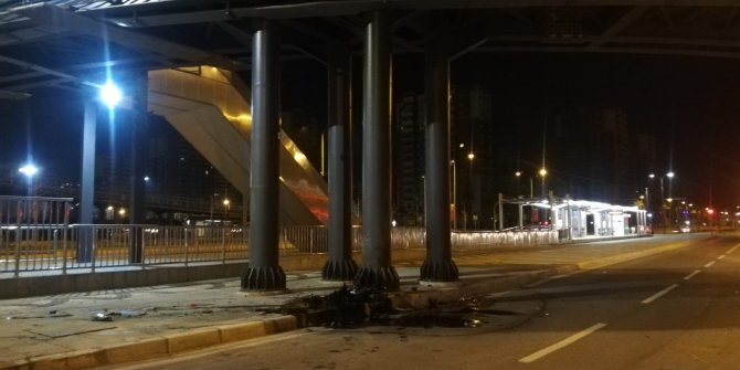 Otomobil üst geçidin ayağına çarptı: 1 yaralı