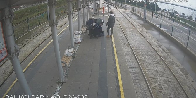 Tramvay durağında can pazarı: Kalp krizi geçiren gence özel güvenlikten kritik müdahale