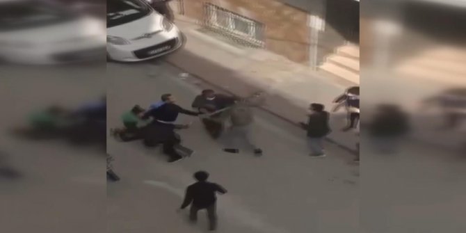 İki aile arasında baltalı, sopalı kavga anı kamerada