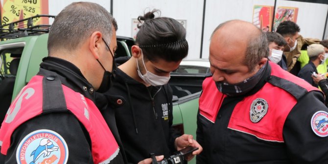 Uzun namlulu silahla film çekmek isteyen gençler onlarca polisi peşine taktı