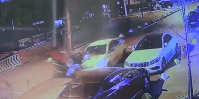 Motosikletli kurye metrelerce havaya uçtu