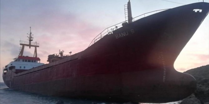 Cargo ship runs aground in Canakkale, Turkey