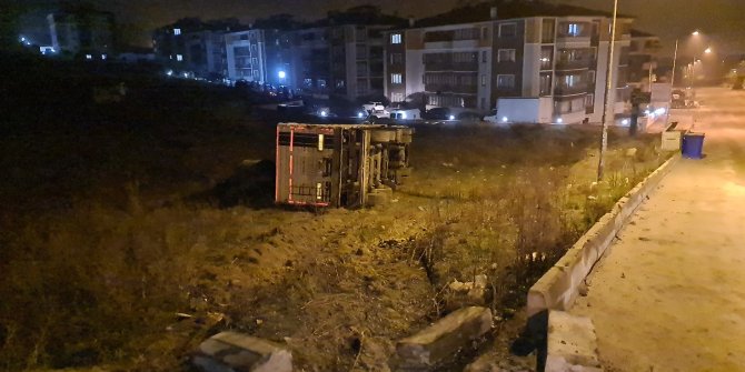 Park halindeki tırın frenleri boşalınca boş araziye devrildi
