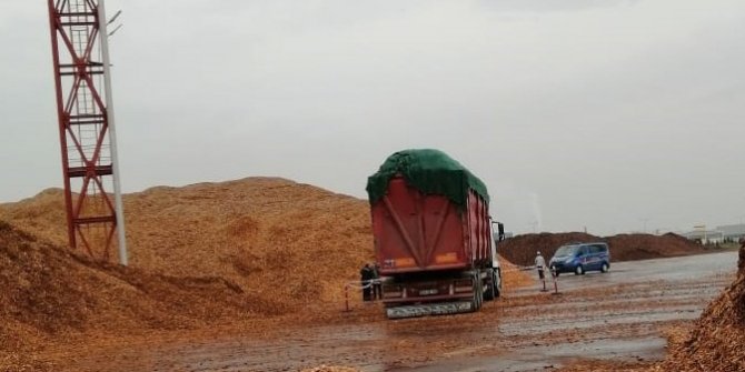 Branda örtmek isterken kamyondan düşen kişi öldü
