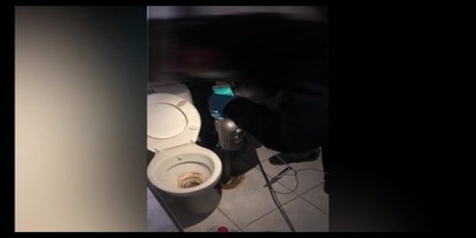 Polis banyo giderine dökülen uyuşturucuyu elektrikli süpürgeyle topladı