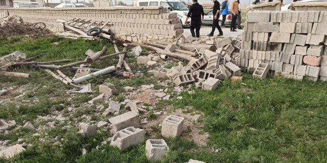 Şarampole düşüp 300 metre giden otomobil bahçe duvarından içeri girdi
