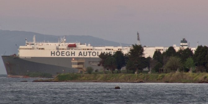 Karaya oturan gemi kurtarılmayı bekliyor