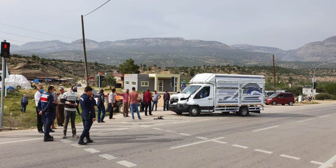 Kamyonet ile traktör çarpıştı