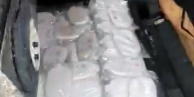 Otomobil de 52 kilo esrar, 70 bin uyuşturucu hap çıktı