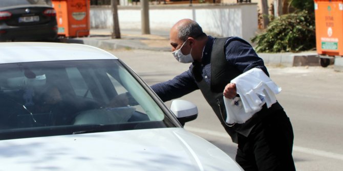 Çevre kirliliğini önlemek için trafikte poşet dağıtıyor