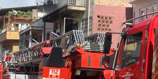 Boş evde yangın çıktı, üst kattakiler dumandan etkilendi
