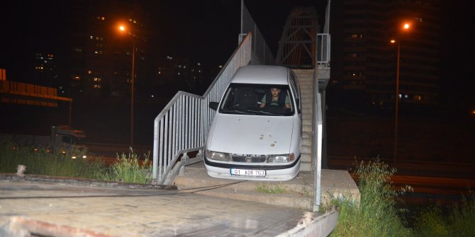 Yaya üst geçidine otomobili bırakıp, kaçtı