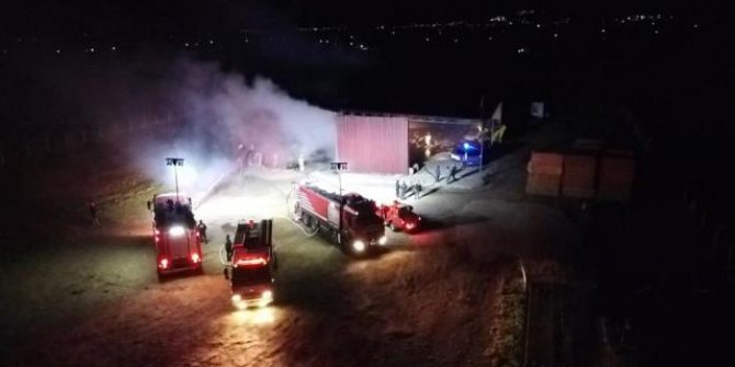 İzmir'de depo yangını: Binlerce balya saman kül oldu