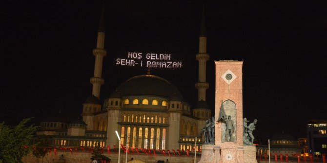 Taksim'de yapımı devam eden camiye Ramazan mahyası yakıldı