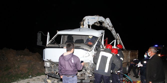 TIR'a çarpan kamyonet sürücüsü ağır yaralandı