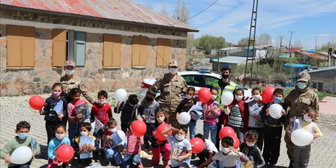 Mehmetçik köy köy gezip çocukların bayramını kutladı