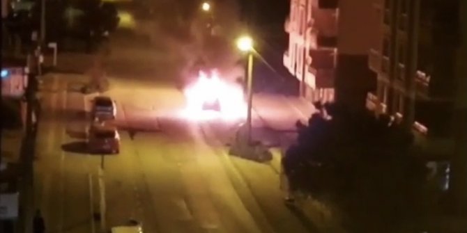 Park halindeki otomobil alev topuna döndü