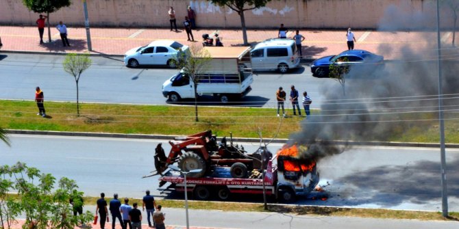 Üzerinde traktör bulunan çekici, alev alev yandı