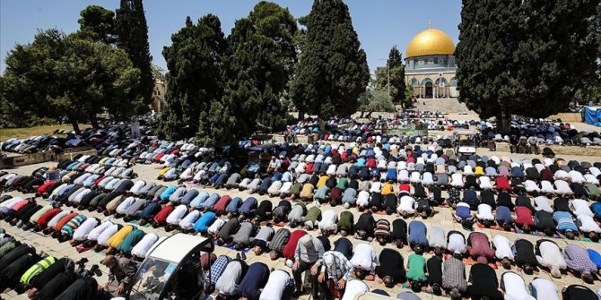 Mescid-i Aksa'da kılınan cumaya 60 bin kişi katıldı